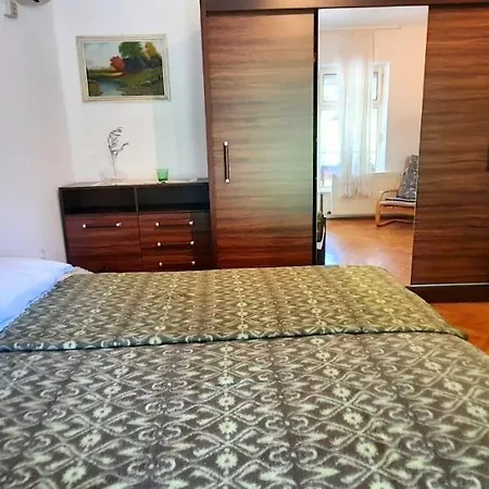 Apartmani Iskra Krk Town Exterior photo