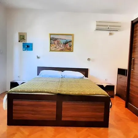 Apartmani Iskra Krk Town Exterior photo